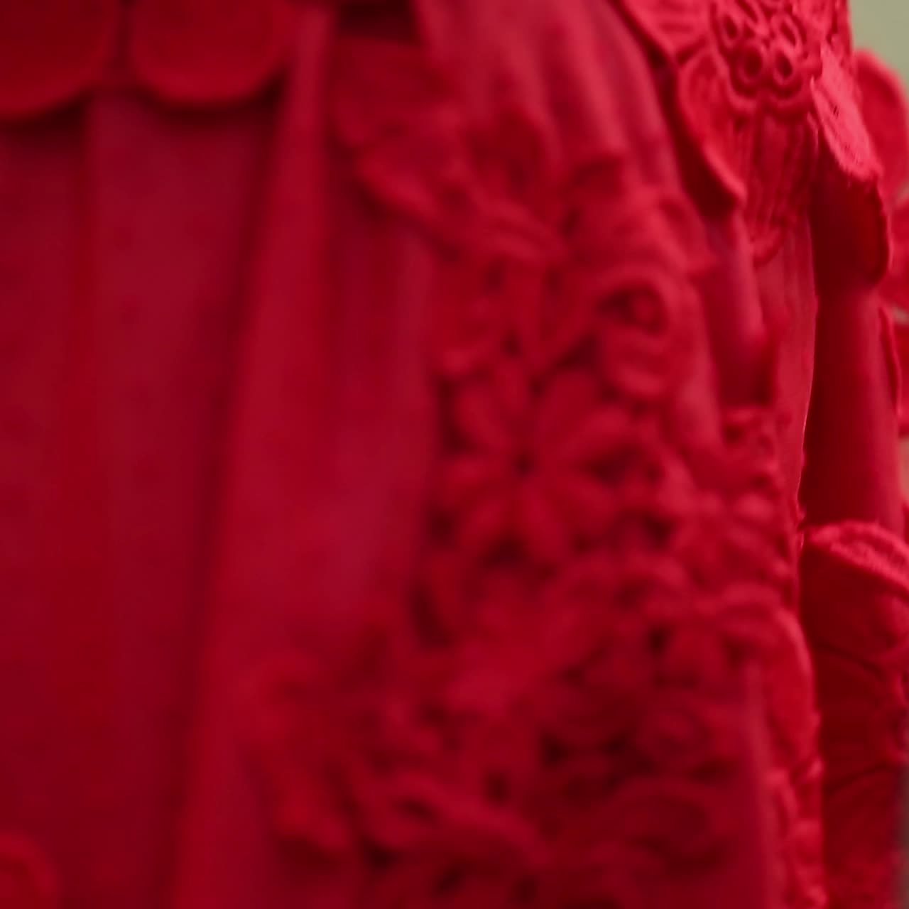 una bella donna che cammina nella foresta.