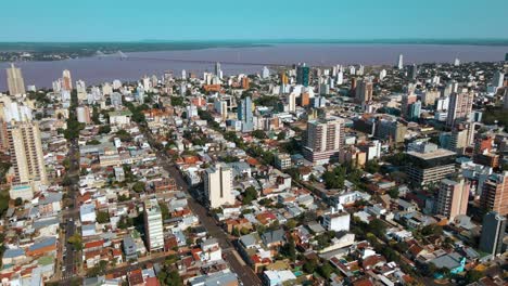 Vista-Panorámica-De-Las-Posadas,-Mostrando-Su-Vibrante-Centro-De-La-Ciudad-Y-Su-Paisaje-Urbano.