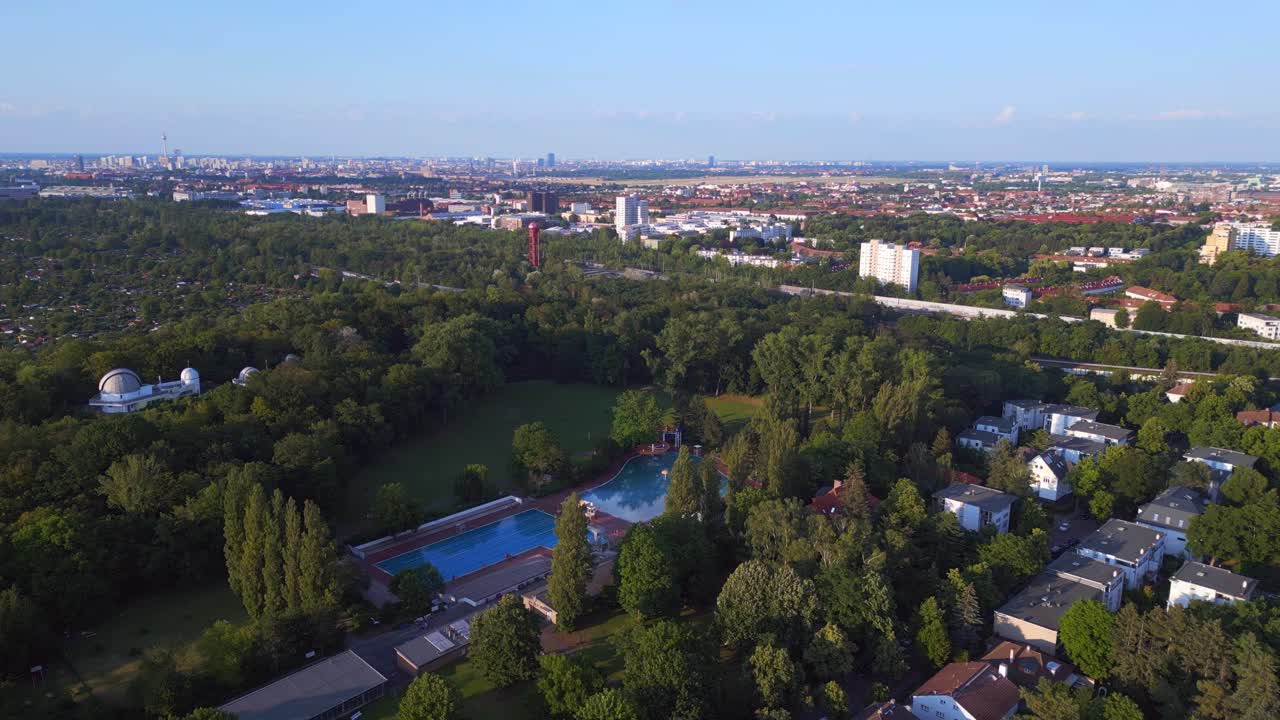 Dramática vista aérea da piscina pública da cidade de Berlim, Alemanha, na Europa, em um dia de verão de 2023.