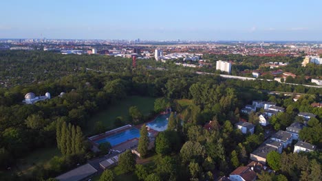 Dramatischer-Luftflug-Von-Oben,-öffentliches-Schwimmbad-Der-Stadt-Berlin,-Deutschland-In-Europa,-Sommertag-2023