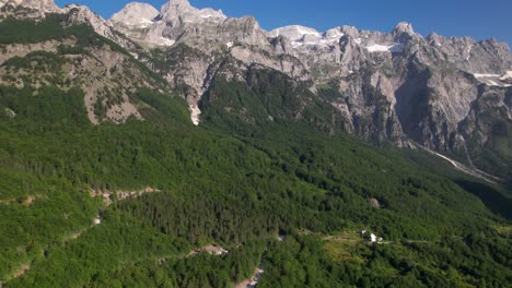 maravillosas montañas para escalar y caminar por caminos vírgenes hacia bosques salvajes y nieve en albania