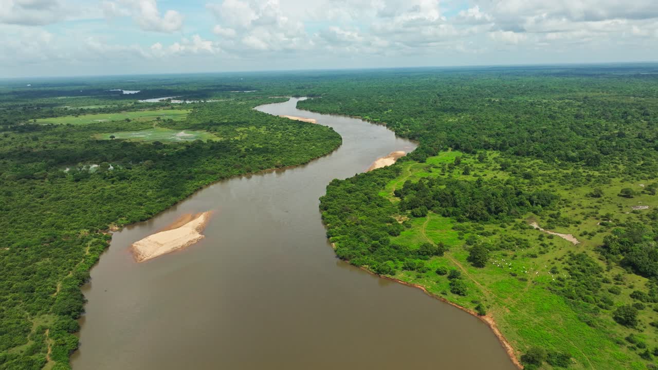 Mahaweli River, Sri Lanka’s longestwaterway this footage showcases the gentle curves of the river, greenery, tropical forest landscapes, Sri Lanka.for documentaries, travel films tourism promotions,