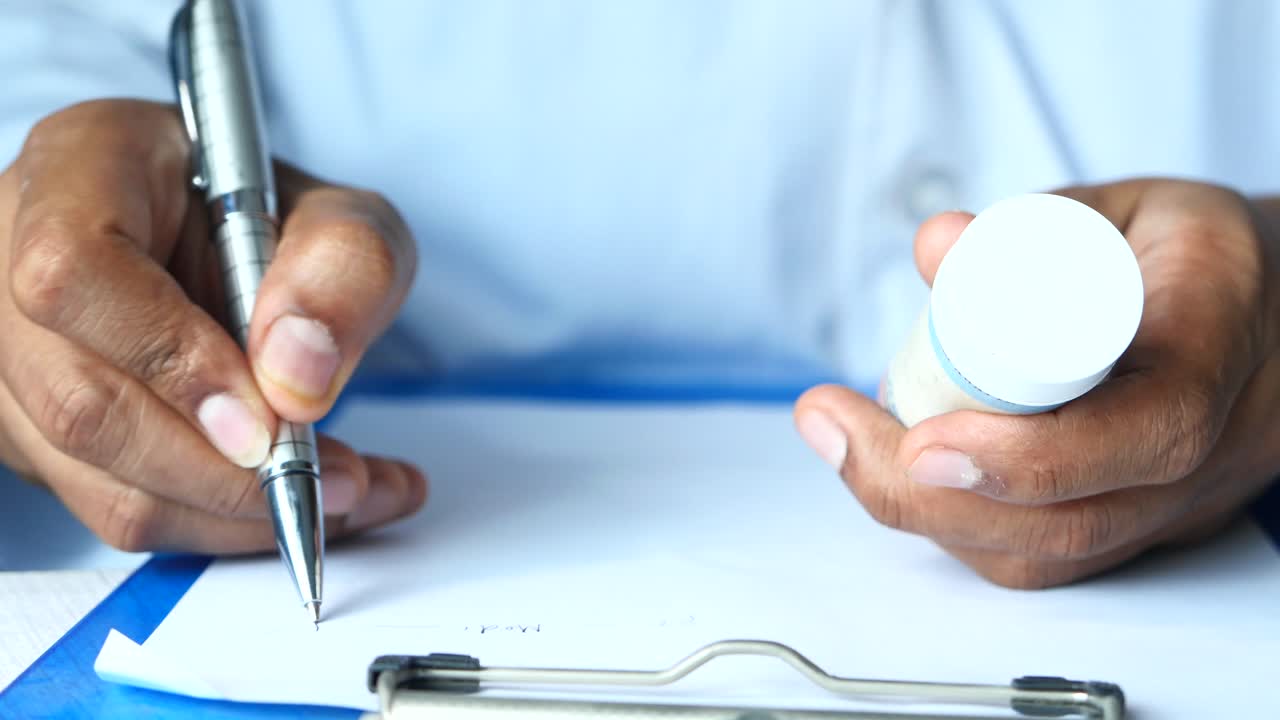 el médico escribiendo una receta