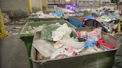 residuos plásticos en contenedores de reciclaje de metal en una planta de reciclaje