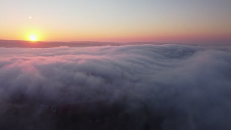 Ola-De-Niebla-Sobre-Una-Ciudad-Medieval-Durante-El-Amanecer