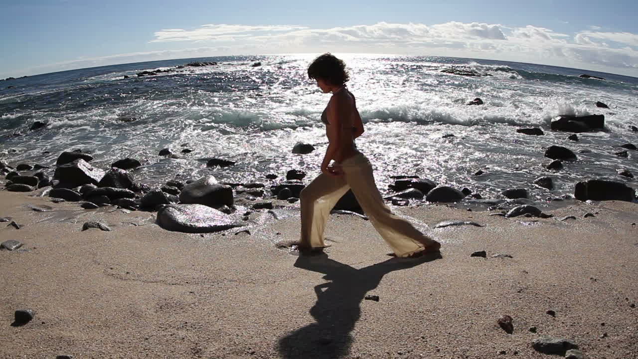 해변에서 휴식을 취하는 여성 0 91