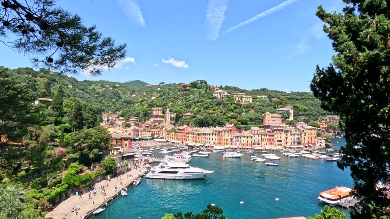 The Italian beaches have magical views that with a trekking you can live the summer of love. It is a paradisiacal place with turquoise blue sea and natural clearing. Beautiful sea