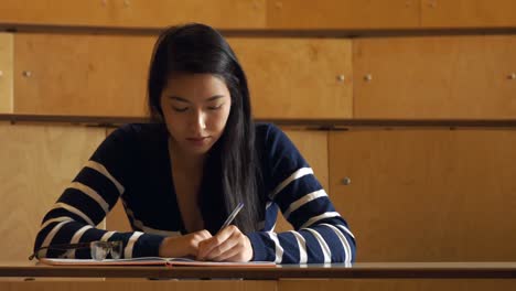 Studierende-Arbeiten-In-Einem-Hörsaal