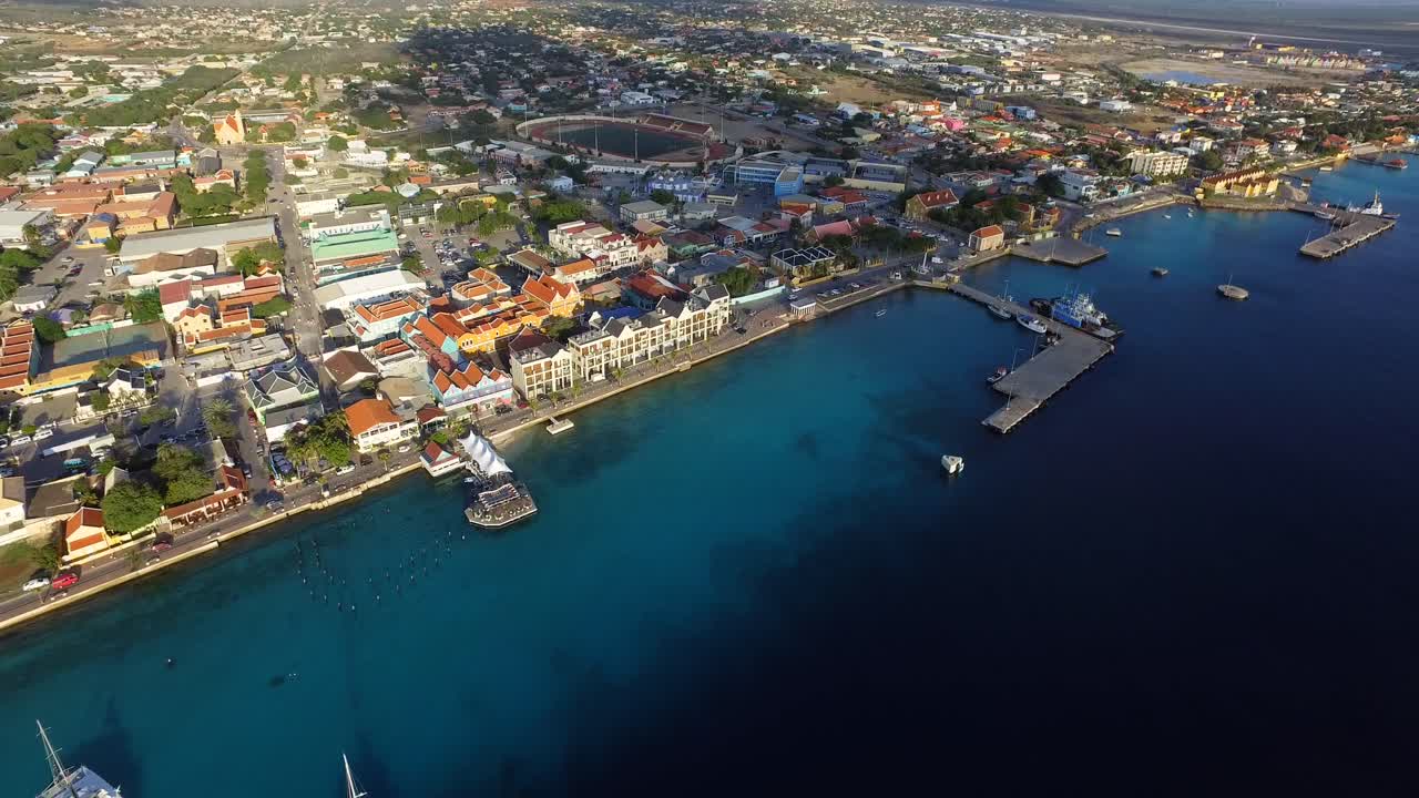 캐리비안 섬 보네르에 위치한 일몰 시 크랄렌디크 시