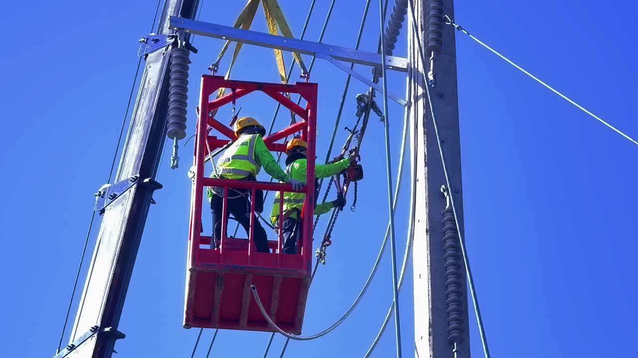 trabajadores de servicios públicos que realizan mantenimiento en líneas eléctricas