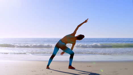 mujer estirándose en la playa 4k