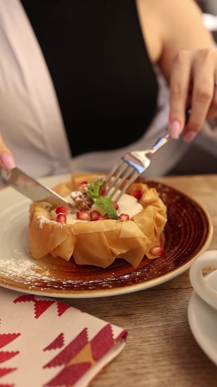 mujer comiendo un postre en un café