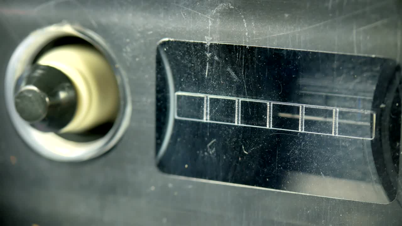 오래된 오디오 카세트 릴이 재생되고 있습니다.