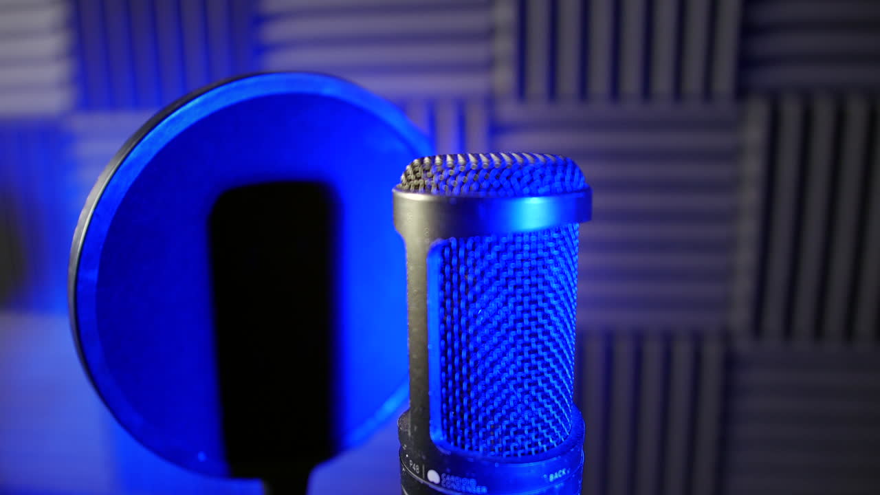dolly shot de un micrófono condensador de condensador en una cabina vocal de podcast de voz en un estudio de grabación