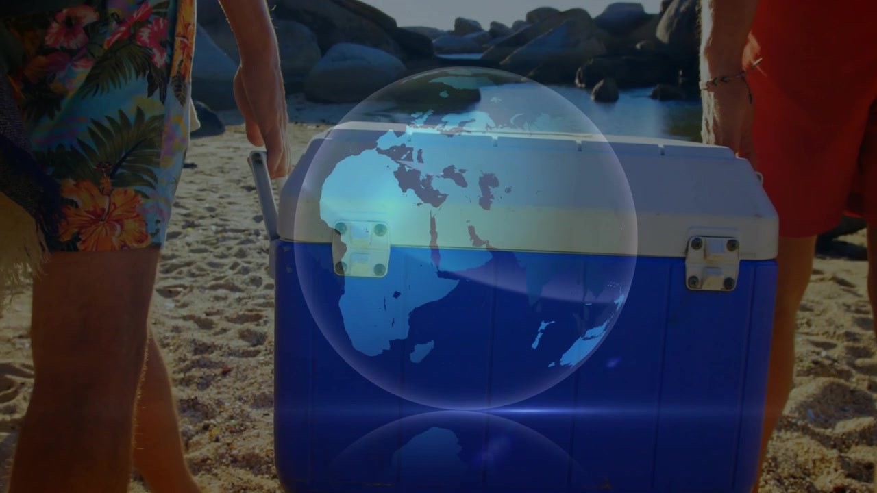 Amici con un frigo portatile che camminano sulla spiaggia, con un globo digitale scintillante che ruota sopra il coperchio, per il marketing di viaggio.