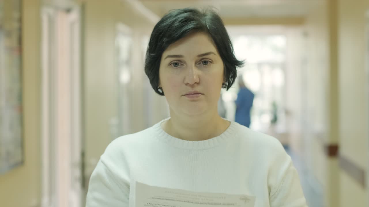 una mujer está conmocionada después de tener una enfermedad. mujer en shock. chica sintiéndose triste y deprimida preocupada.