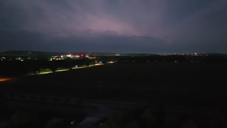 Tráfico-En-La-Carretera-Por-La-Noche-Con-Relámpagos-En-Springdale,-Arkansas