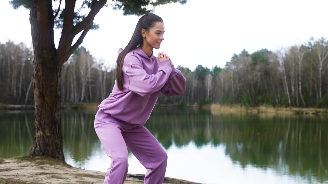 야외에서 운동을 하는 여자