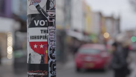 Nahaufnahme-Von-Flyern,-Die-Auf-Dem-Lampost-In-Camden-Im-Norden-Von-London,-Großbritannien,-Aufgeklebt-Sind