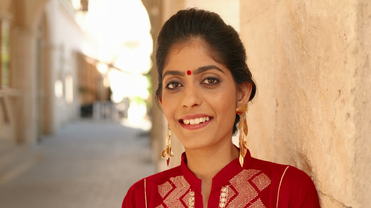 close-up de uma linda mulher indiana sorrindo