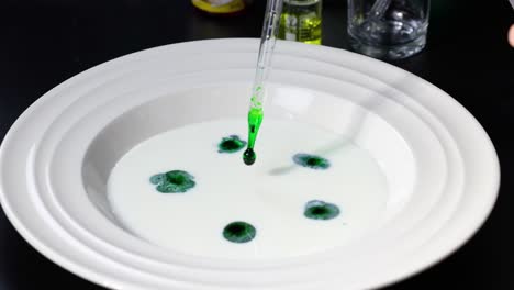 la leche y el tinte crean patrones de colores vibrantes