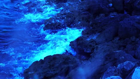 Das-Blaue-Meer-Schlägt-In-Der-Abendstimmung-Auf-Den-Felsen-Frankreichs