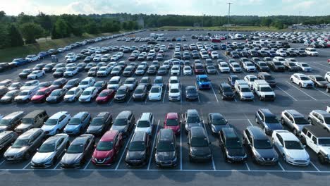 Toma-Aérea-De-Vehículos-Estacionados-En-El-Estacionamiento-De-Subastas-De-Automóviles-De-Manheim