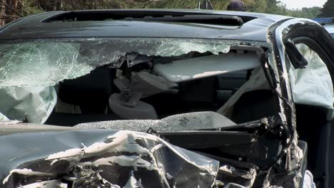 Autounfall-Auf-Der-Straße,-Beschädigtes-Auto-Nach-Kollision