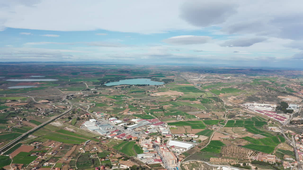 에어리얼 뷰: 알카니즈 산 조르주 연구 센터, 스페인, 구름이 많은 날,, 시골 도시