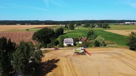 vista aérea de las máquinas cosechadoras que trabajan en el campo de trigo-1