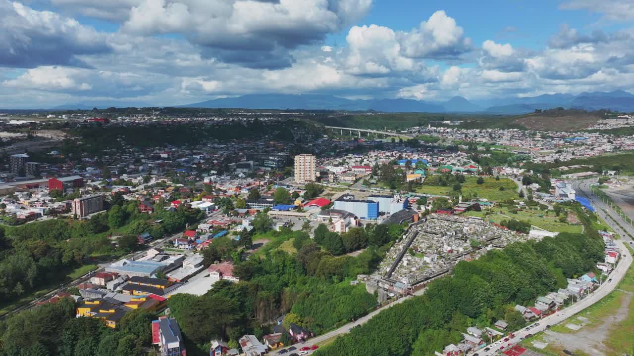 vista aérea de puerto montt, ciudad costera en los lagos, chile en un día soleado, disparo de avión no tripulado
