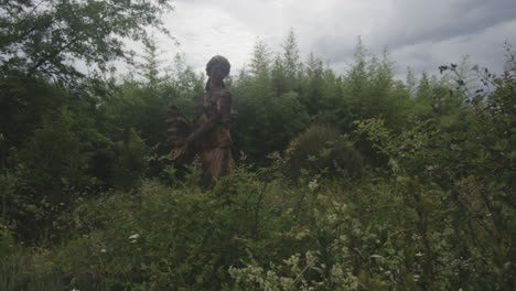 jardín abandonado con una vieja estatua - toma panorámica