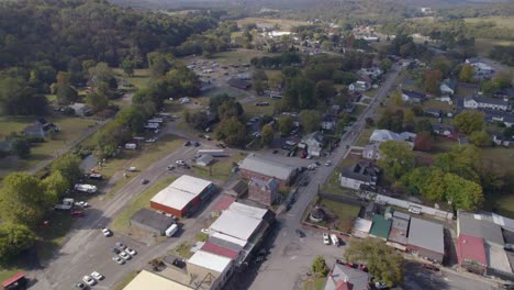 Toma-Aérea-De-Establecimiento-De-La-Pequeña-Ciudad-Estadounidense-De-Lynchburg,-Tennessee.