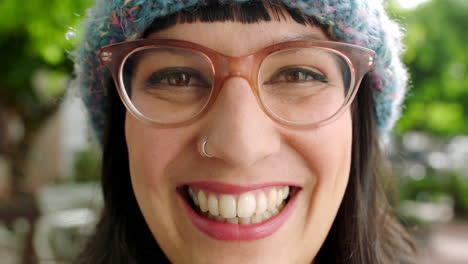 el rostro de una mujer segura y alegre