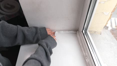 dichtungsmittel auf den fensterrahmen auftragen