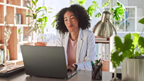 Laptop,-Mujer-Negra-Y-Ganadora-Bailan-Por-Noticias