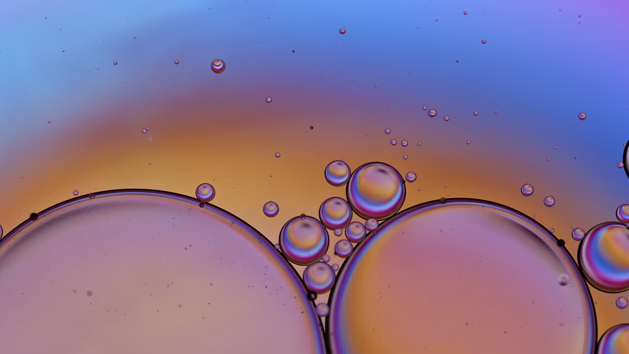 추상적인 다채로운 음식 기름 방울 거품과 구가 흐르고