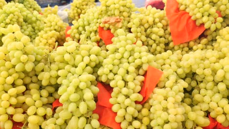 uvas verdes frescas en un mercado