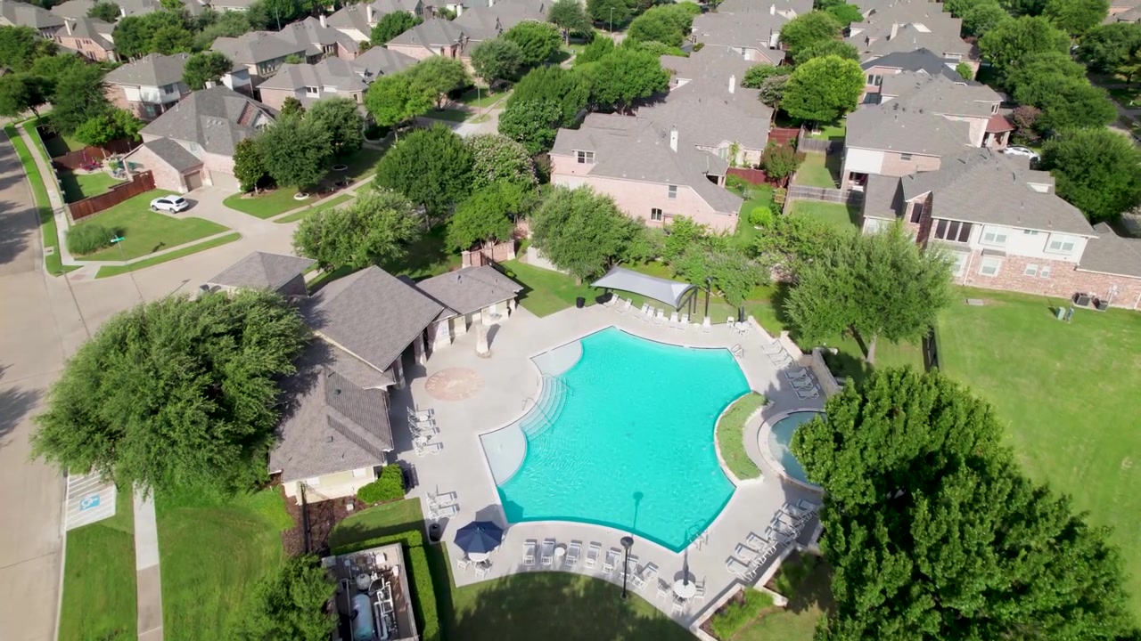 Luftvideo af en swimmingpool nær Quail Run Park, beliggende på 902 Pelican Dr, Allen, TX 75013