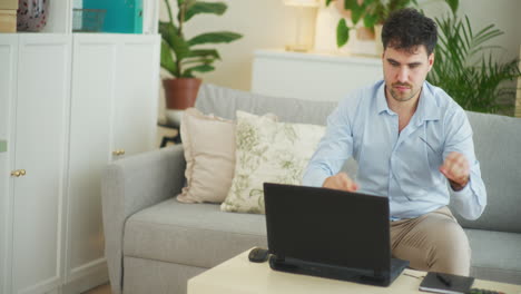 el hombre de negocios abre la computadora portátil, se pone las gafas y comienza a trabajar.