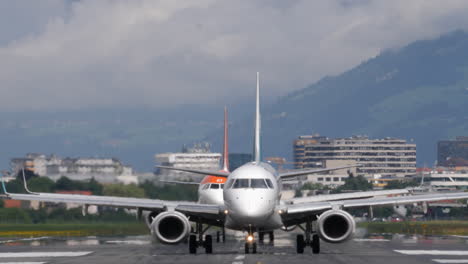 aviones en la pista listos para el despegue y aterrizaje