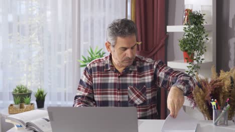 El-Hombre-Con-Estrés-Laboral-En-La-Oficina-Del-Hogar-Está-Abrumado-Y-Preocupado.