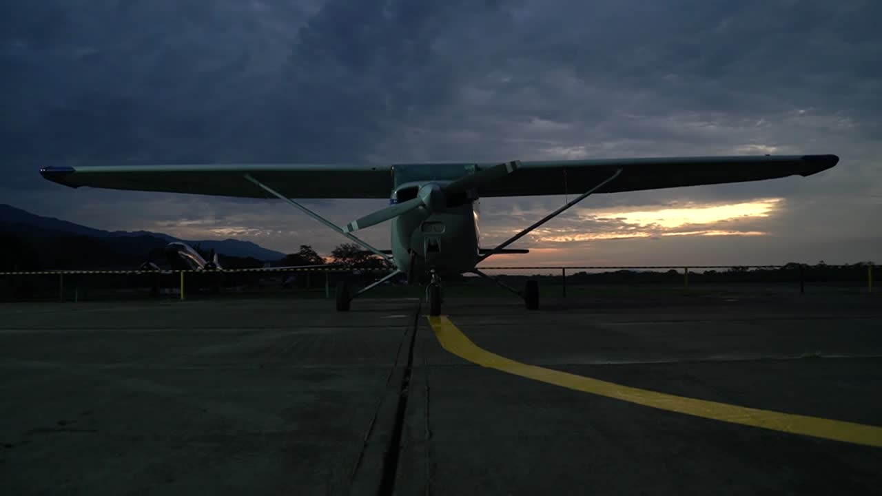 avión cessna al atardecer en la plataforma 2