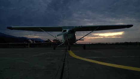 Avión-Cessna-Al-Atardecer-En-La-Plataforma-2