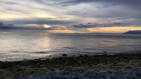 Vista-Idílica-De-La-Puesta-De-Sol-En-La-Playa-Tropical-En-Las-Islas-Dinagat,-Filipinas