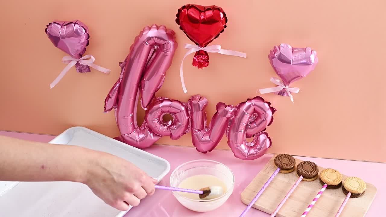 케이크 팝을 만들고, 하 초콜릿에 케이크 포프를 으십시오. 만적인 파티 캔디를 준비합니다.