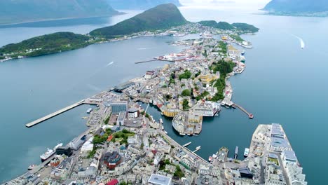 Imágenes-Aéreas-De-La-Ciudad-De-Alesund-Noruega