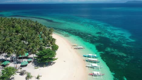 Vista-Aérea-De-La-Majestuosa-Playa-De-Arena-Blanca,-Mar-Tropical-Y-Exuberante-Vegetación-En-La-Isla-Corregidor,-Luzon,-Filipinas