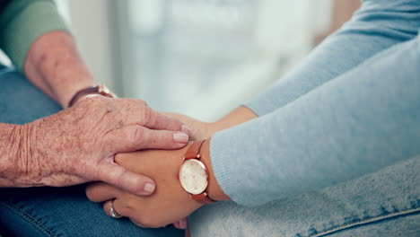 apoyo, senior o primer plano de personas que se toman de la mano