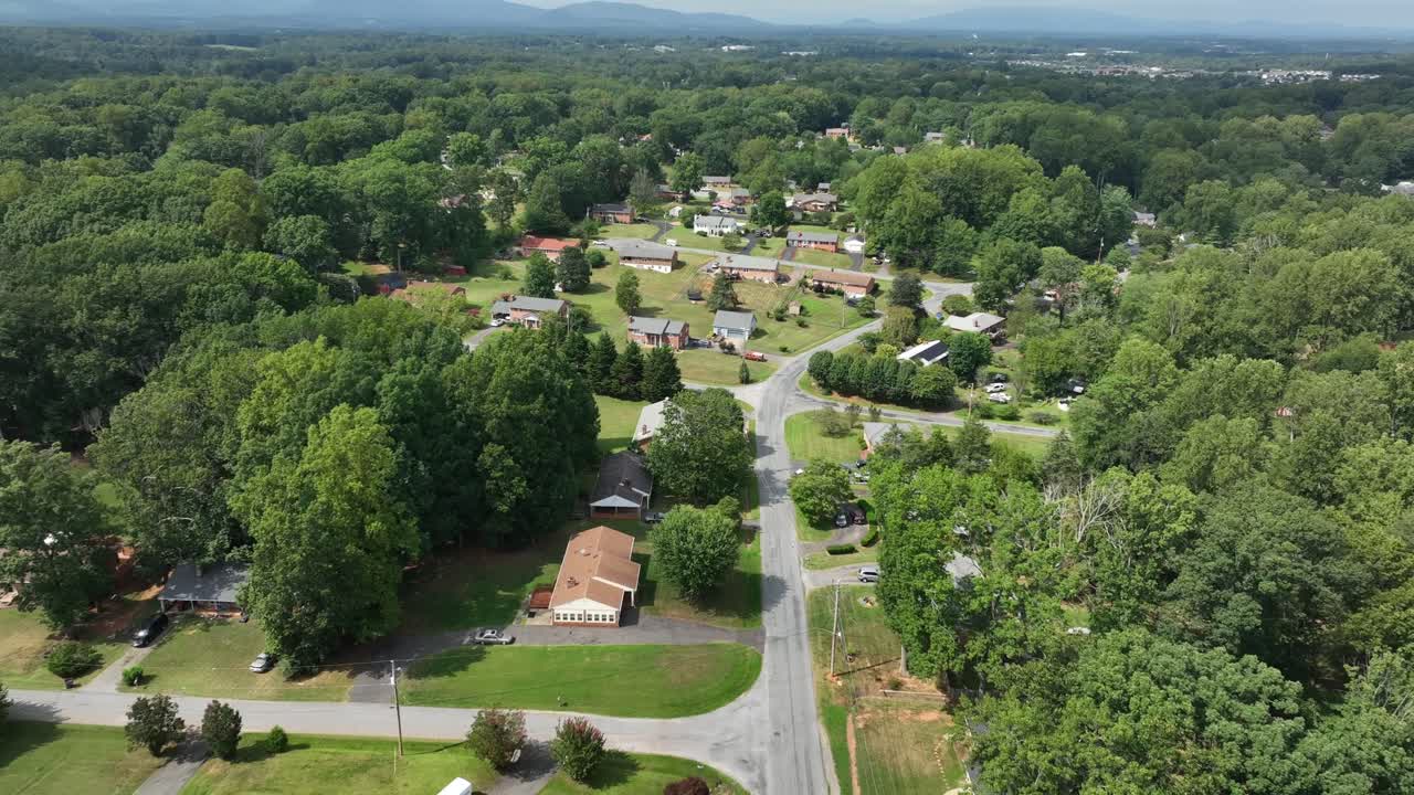 Tranquillo e verdeggiante quartiere suburbano in Virginia. Ripresa aerea in avvicinamento. Giardino verde e alberi con case unifamiliari in estate. Atterraggio dall'alto